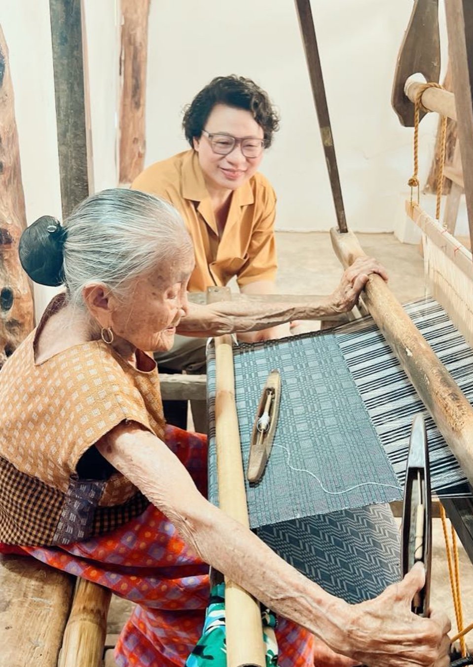 Avel Bacudio with Magdalena Gamayo, master weaver of the Inabel in Ilocos Norte.